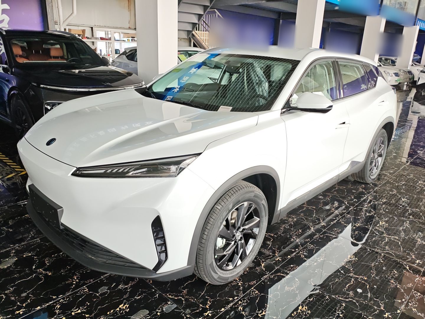 Под передней частью автомобиля