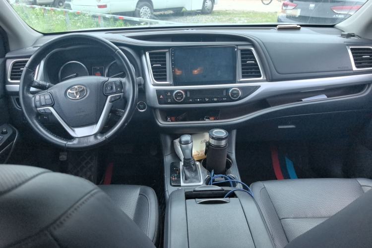 Used Toyota Highlander 2018 2.0T Four-Wheel Drive Luxury Edition 7 Seats China V Emission Standard Center Console