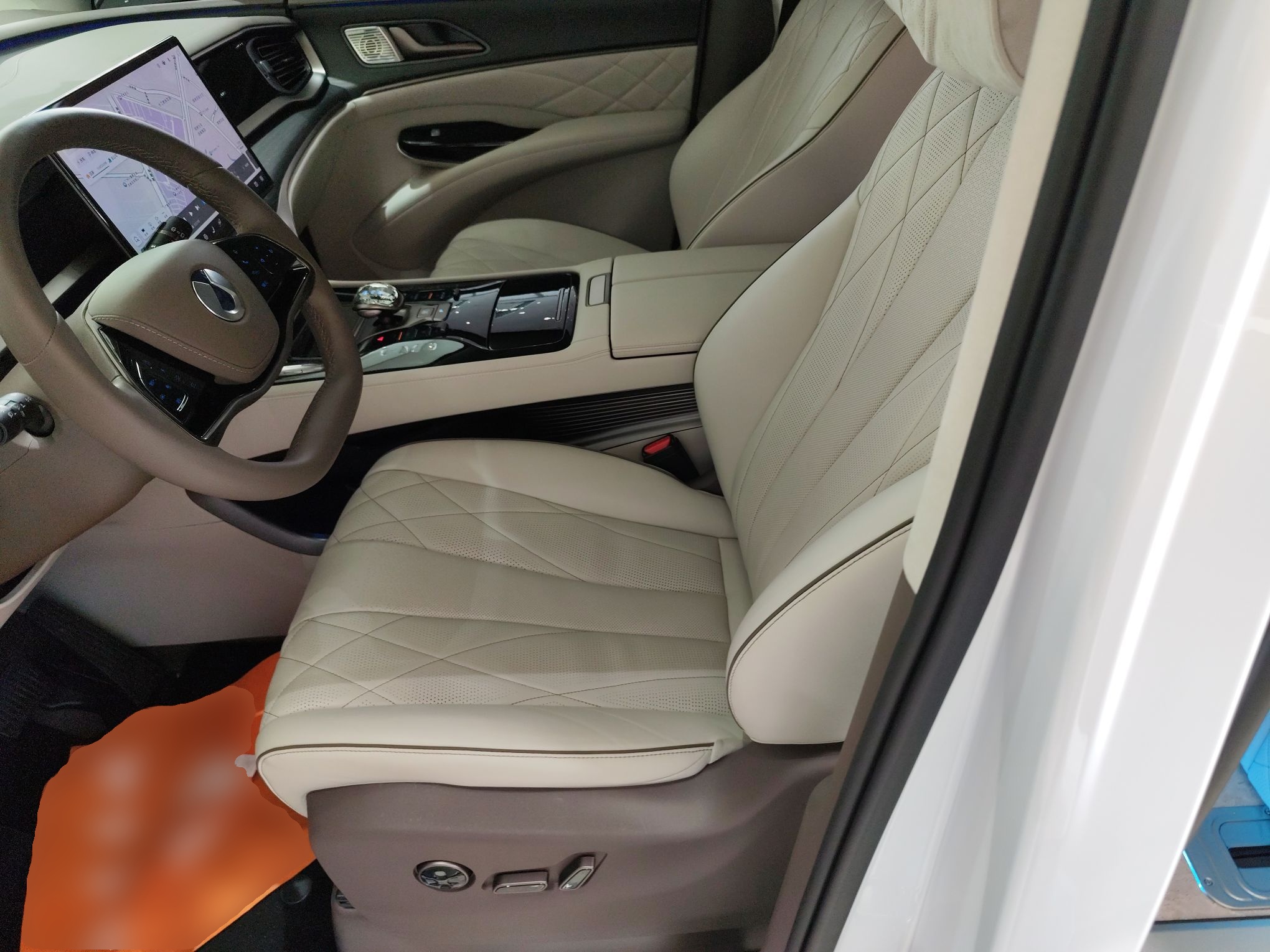 المقاعد الأمامية داخل السيارة