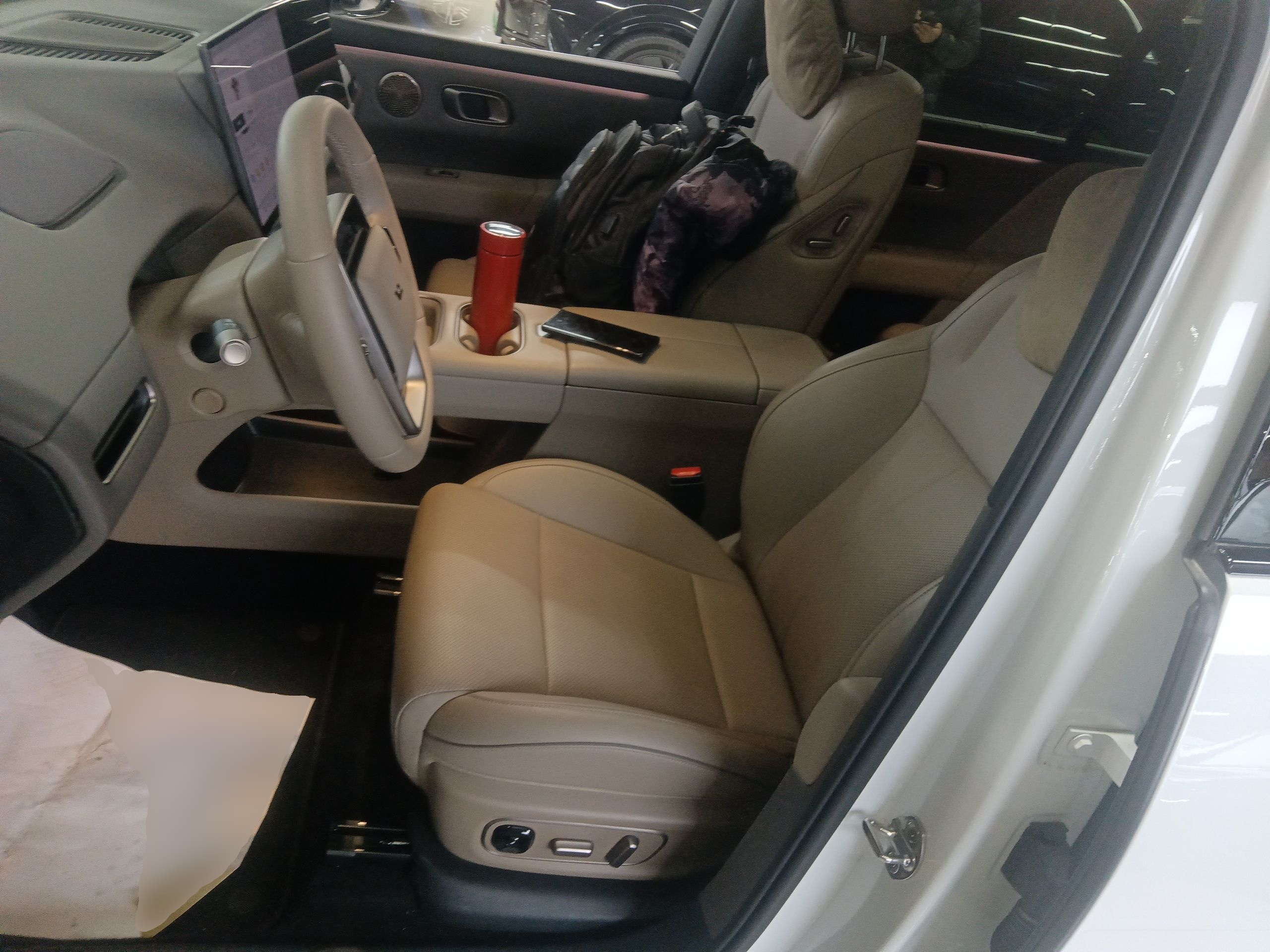 Переднее сиденье в автомобиле