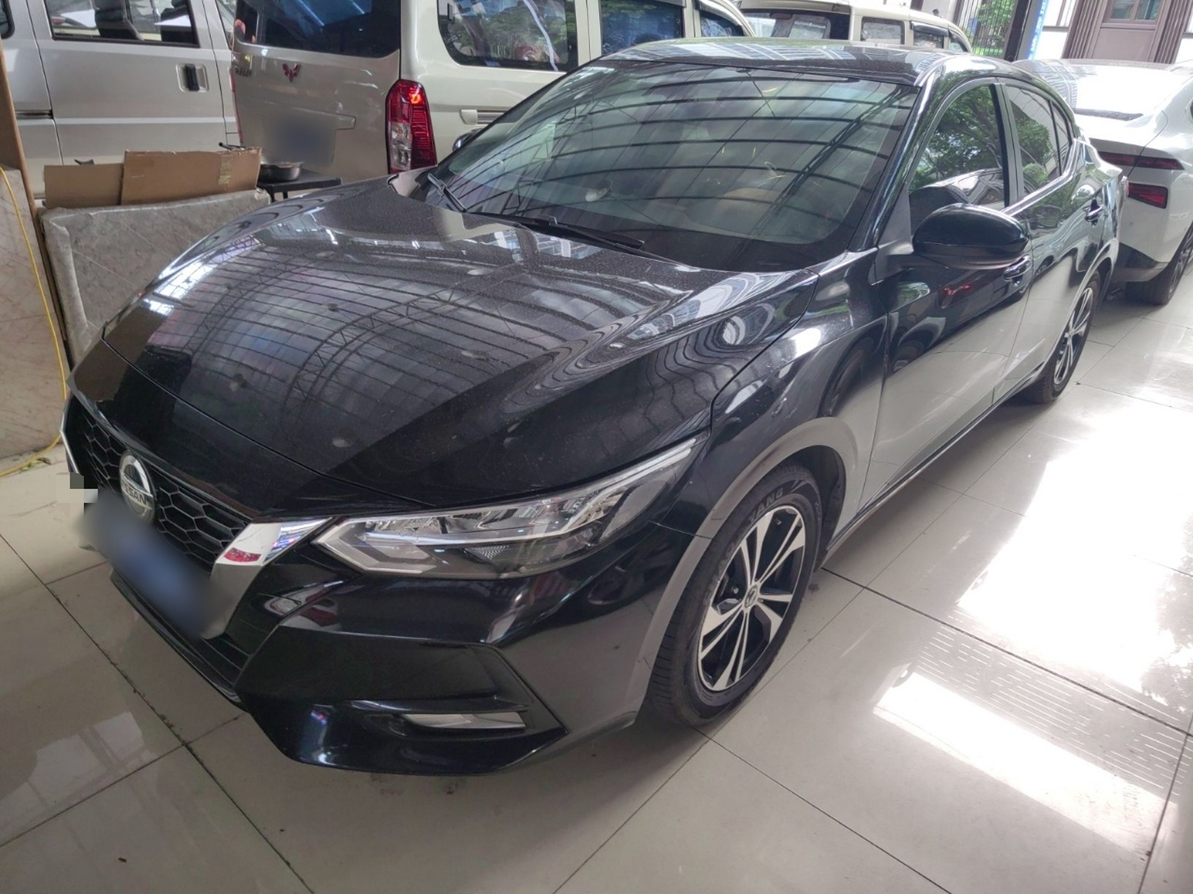 تحت مقدمة السيارة