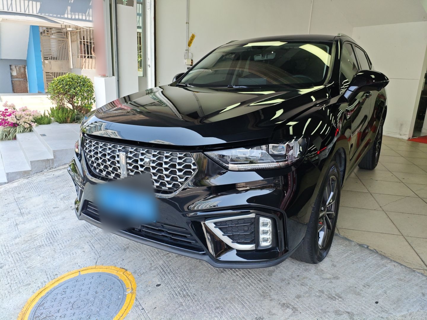 تحت مقدمة السيارة