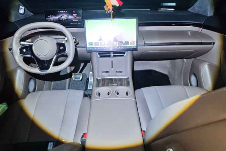 Used Hima Luxeed R7 2025 Range-Extended Version 251 km Max Center Console