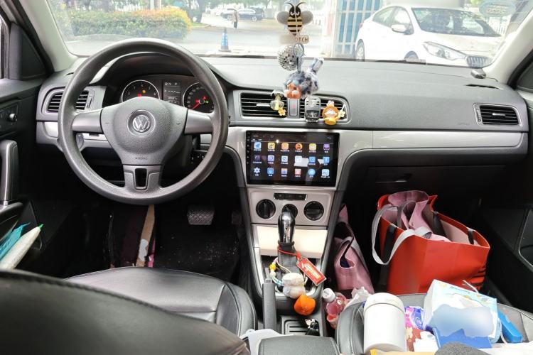 Used Volkswagen Gran Lavida 2014 1.6L Automatic Sport Edition Center Console