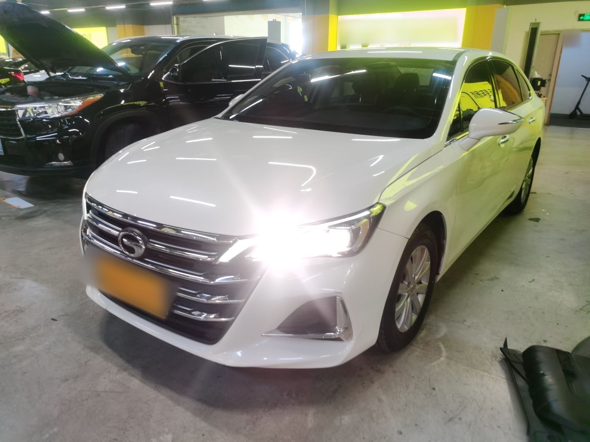 تحت مقدمة السيارة