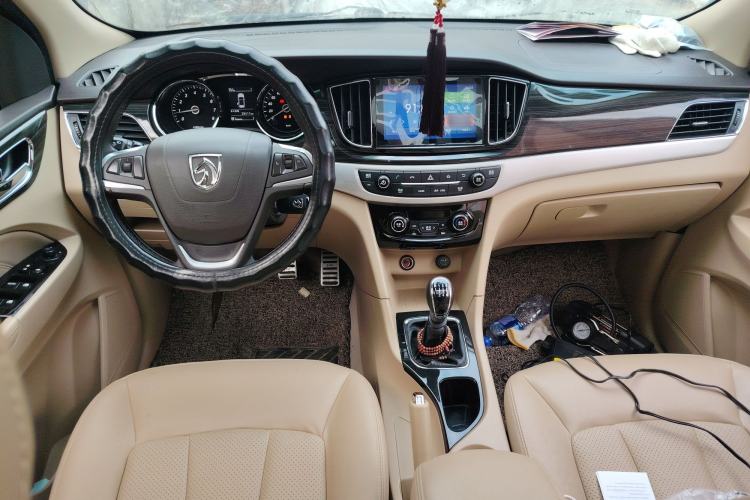Used Baojun 730 2016 1.5T Manual Luxury Edition 7 Seats Center Console