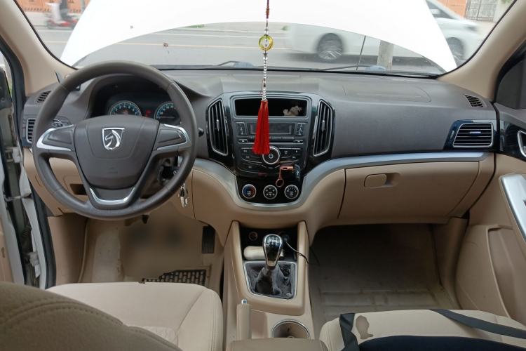 Used Baojun 730 2014 1.5L manual standard trim 7 seats Center Console