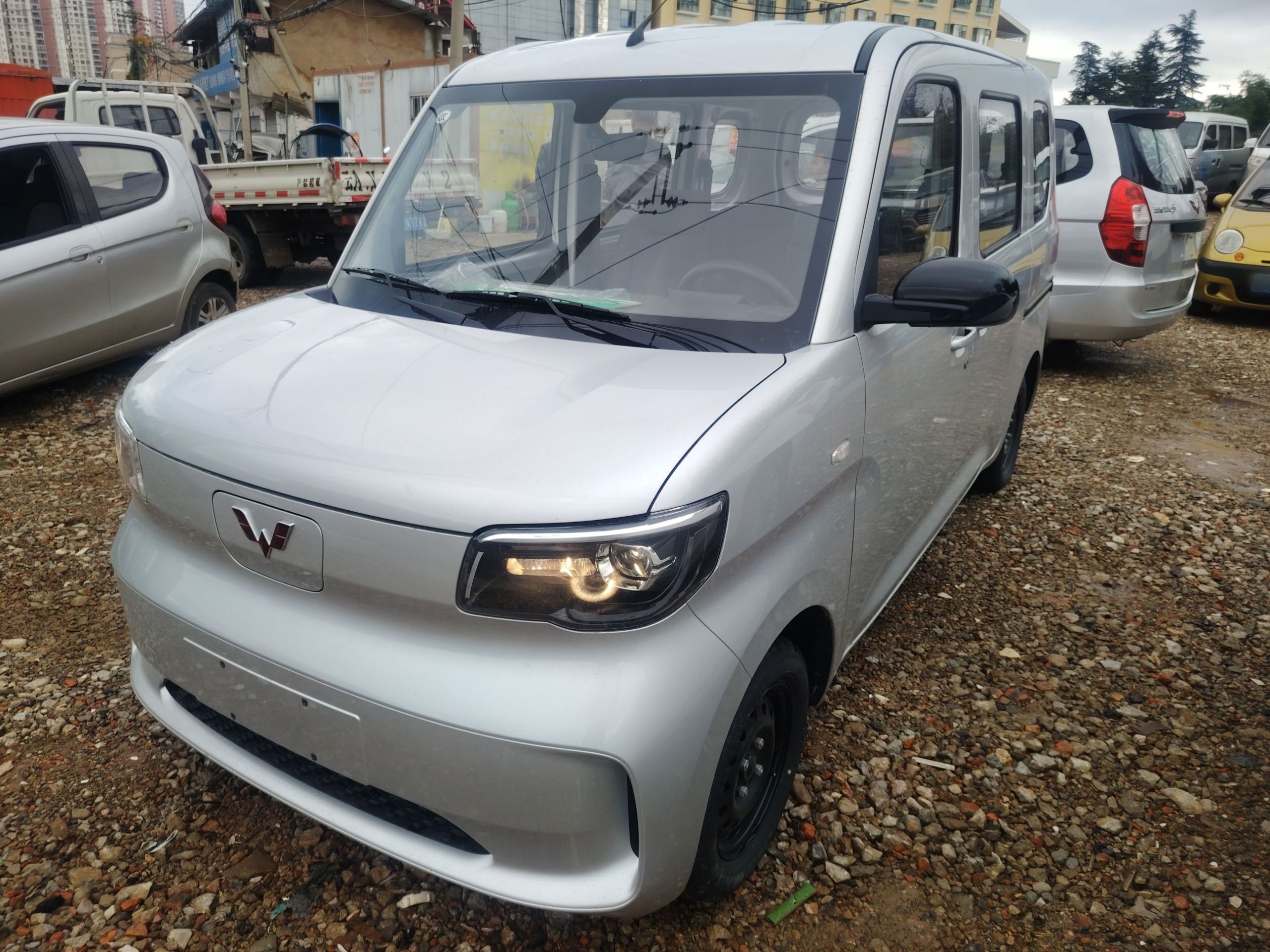 Под передней частью автомобиля