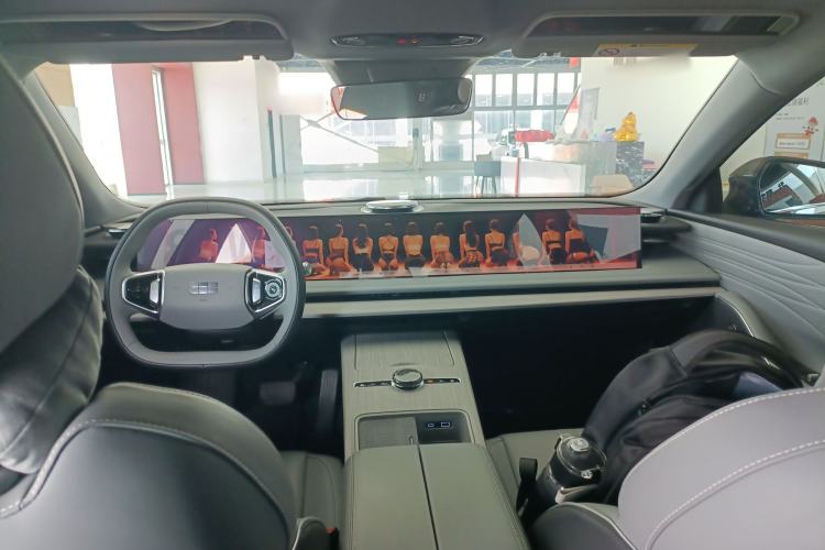 Used Geely Galaxy E8 2024 550 km Range Rear-Wheel-Drive PRO Center Console