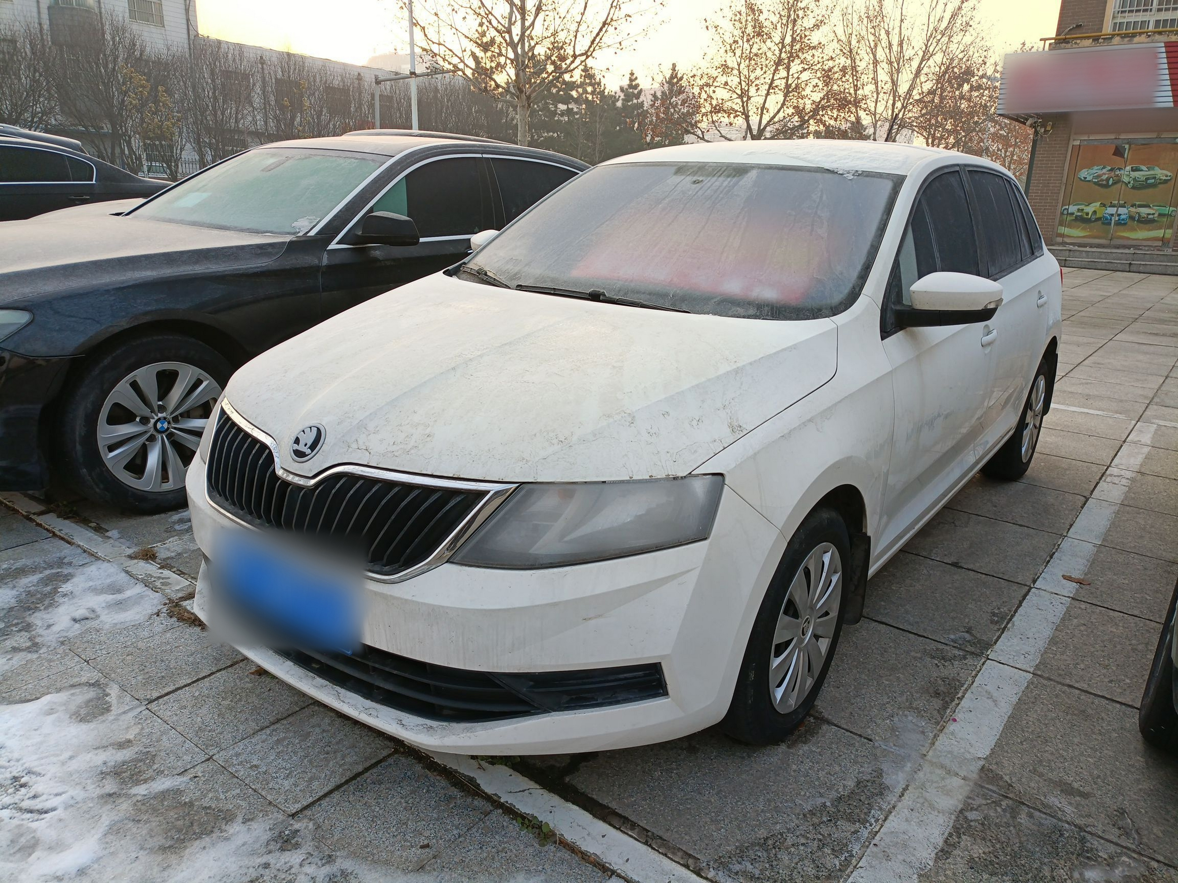 Под передней частью автомобиля