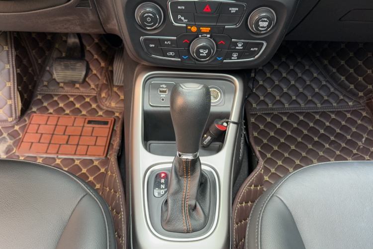 Used Jeep Compass 2017 200T Automatic Family Edition Gear Lever