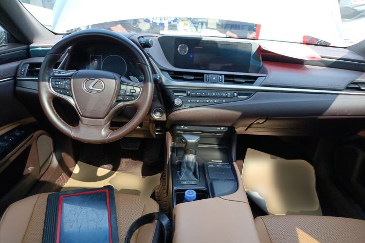 Used Lexus ES 2020 200 Excellence Edition Center Console