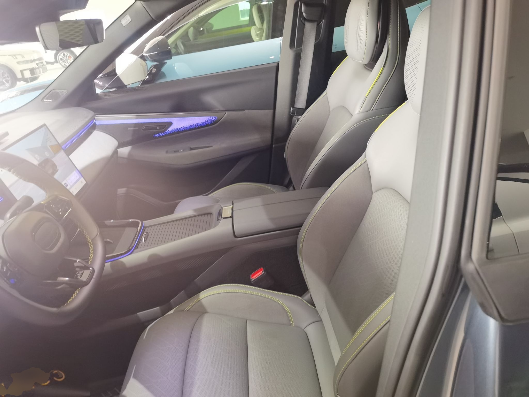 Переднее сиденье в автомобиле