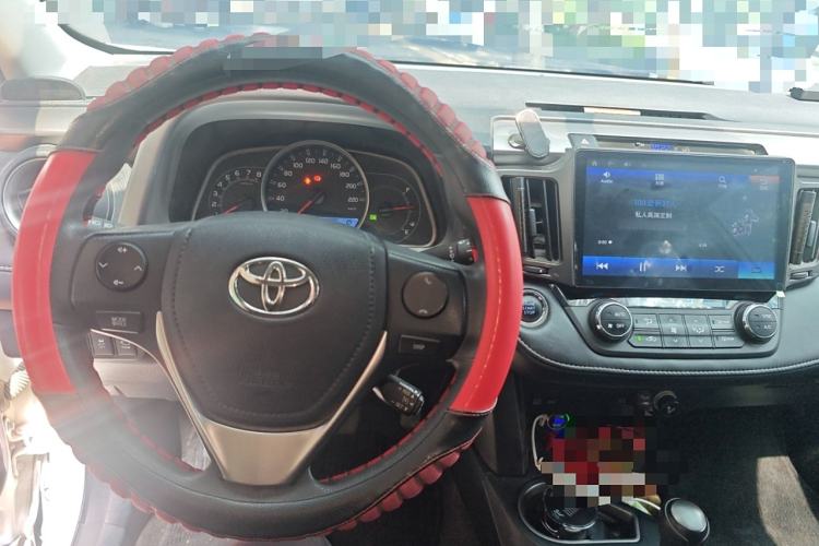 Used Toyota RAV4 2018 2.0L CVT Two-Wheel Drive Fashion X Edition Center Console