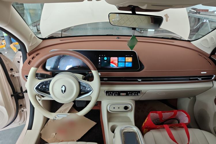 Used ORA Good Cat 2023 401 km Standard Range Luxury Version Lithium Iron Phosphate Center Console