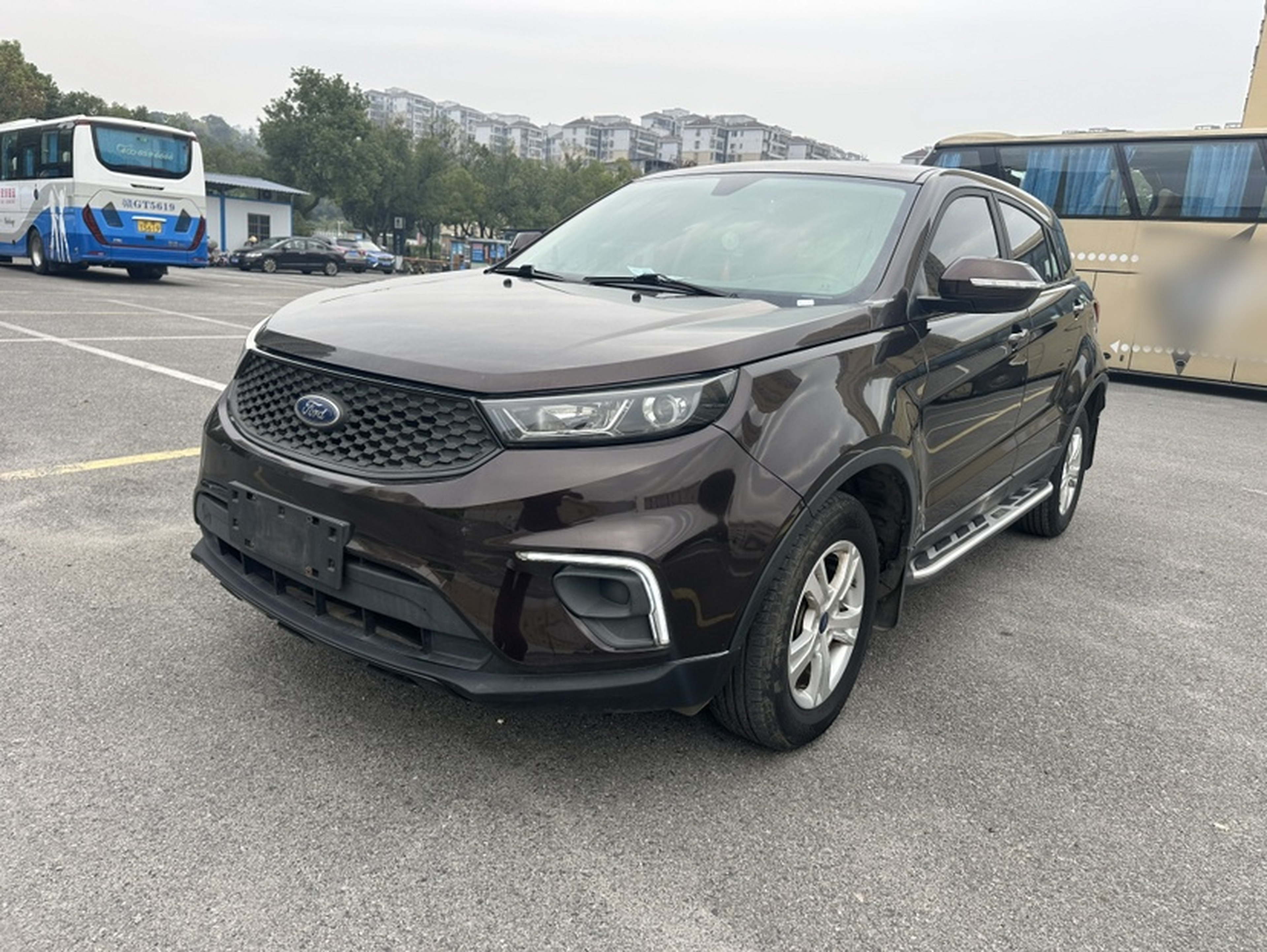 Под передней частью автомобиля