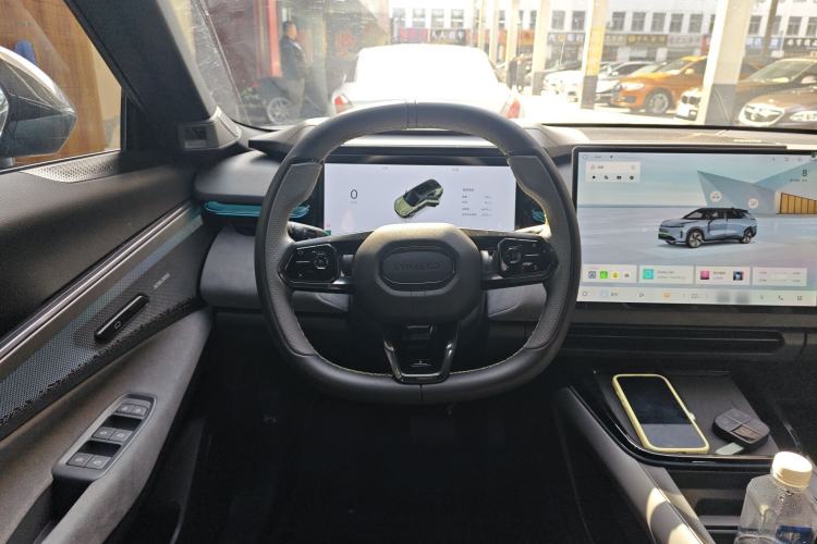 Used Lynk & Co 08 EM-P 2025 220 km All-Wheel-Drive Performance Halo