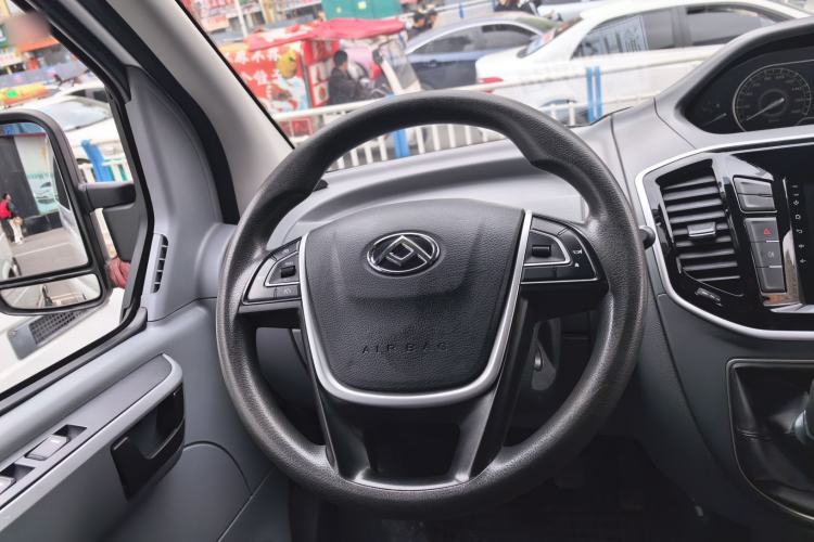 Used SAIC MAXUS Xintu V80 2019 2.5T Classic Model 6-Speed Manual – Aoyuntong Modified Version Short Wheelbase Ultra-Low Roof 5/6 Seats
