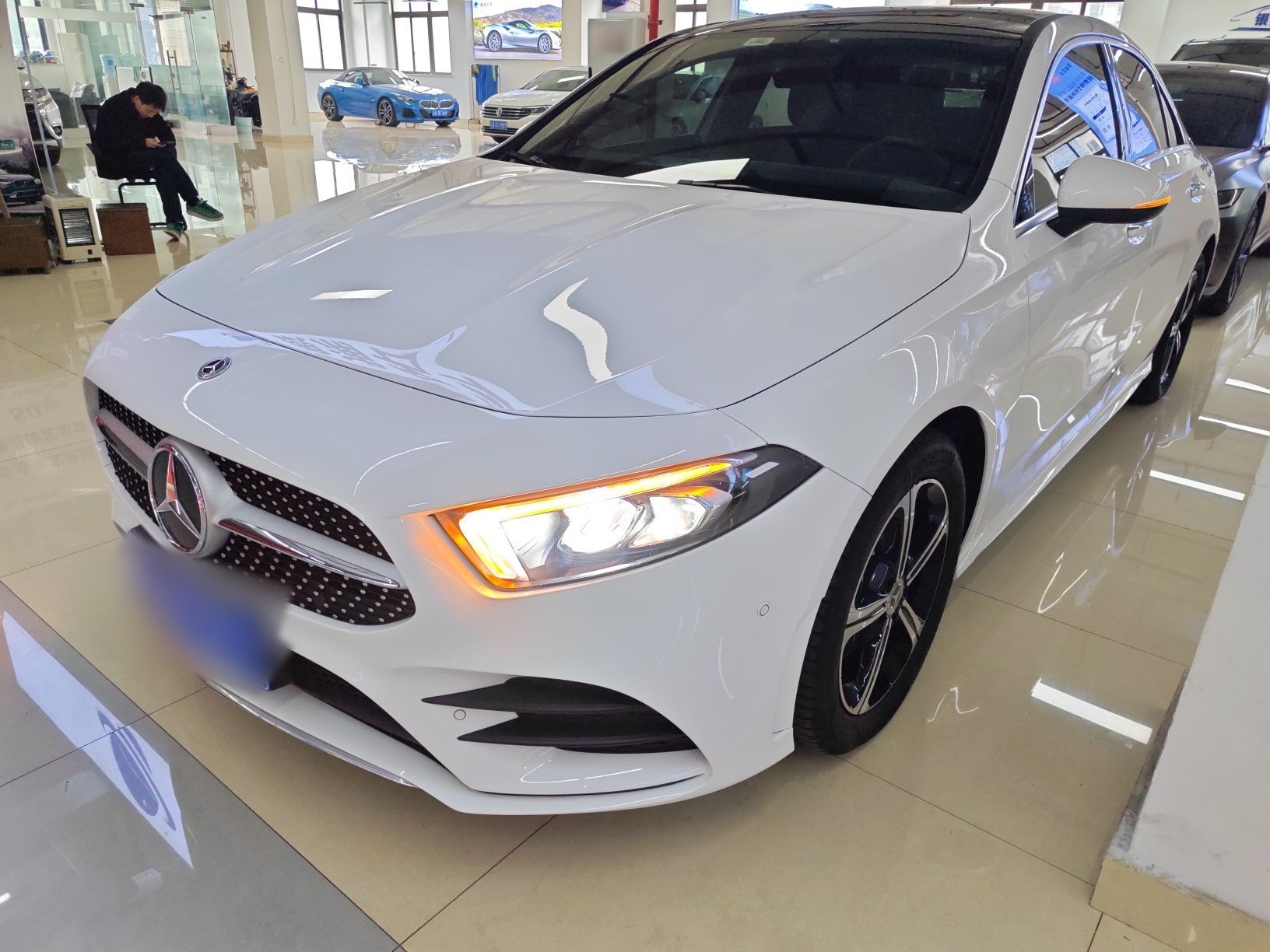 تحت مقدمة السيارة