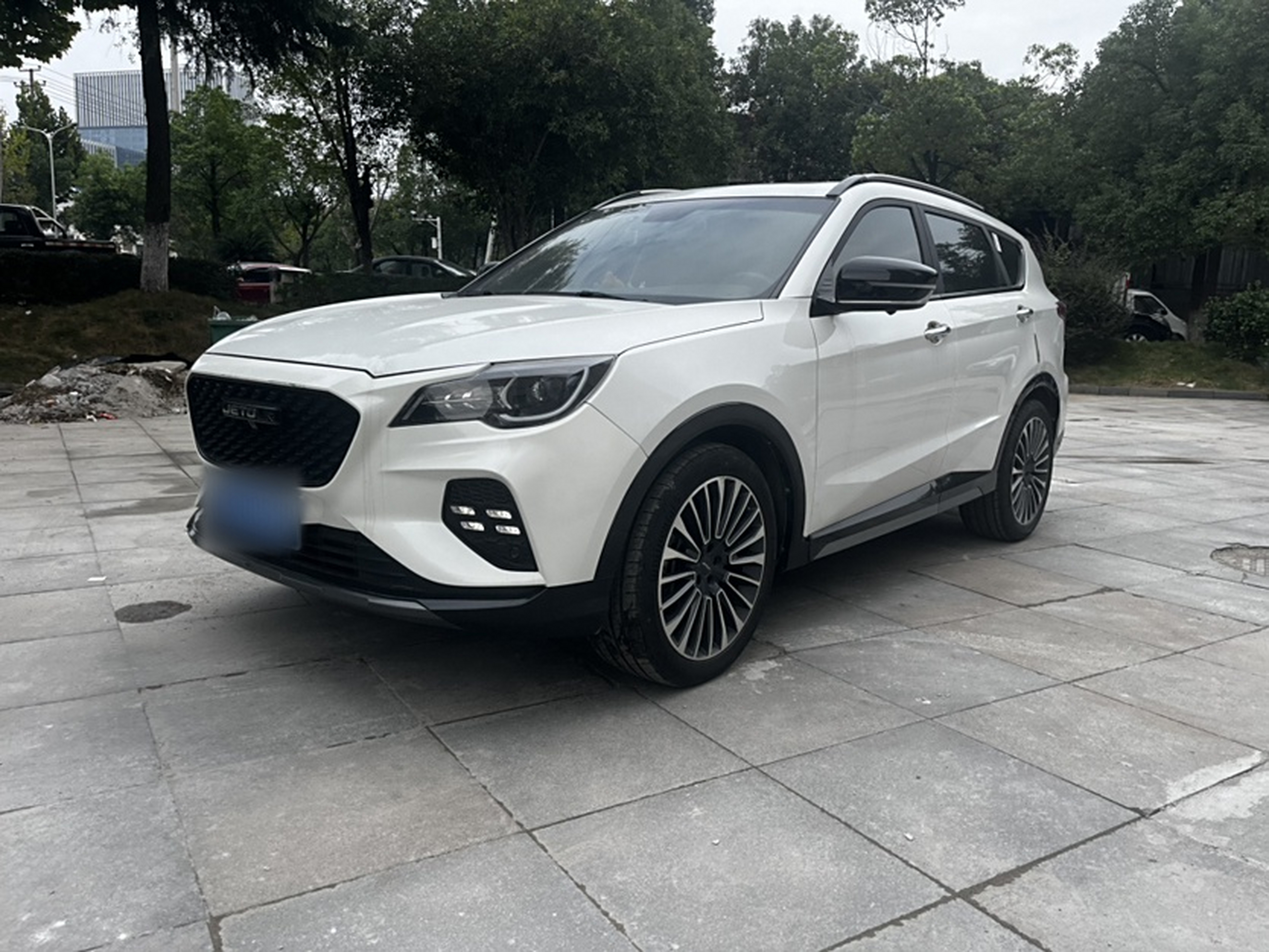 Под передней частью автомобиля