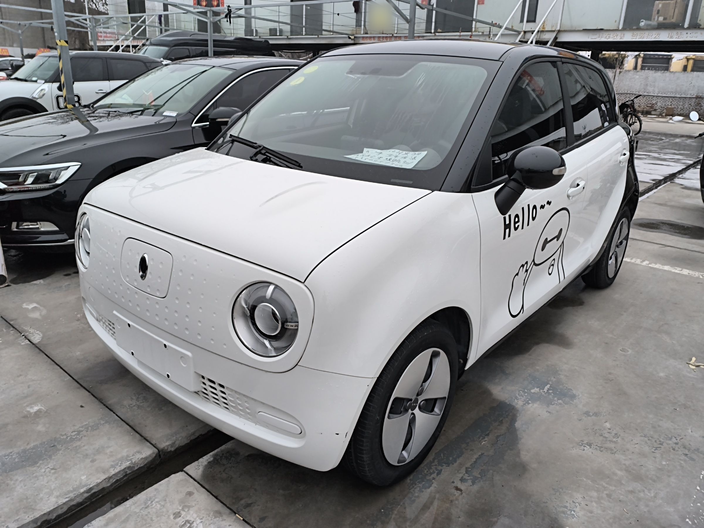 تحت مقدمة السيارة