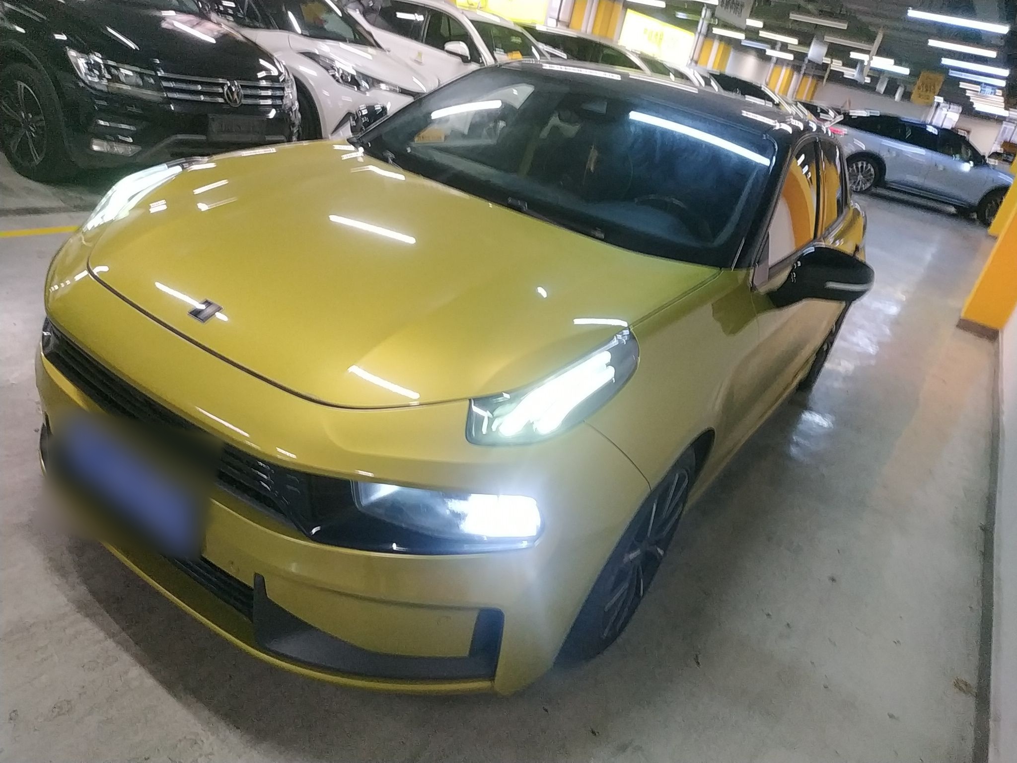 Под передней частью автомобиля