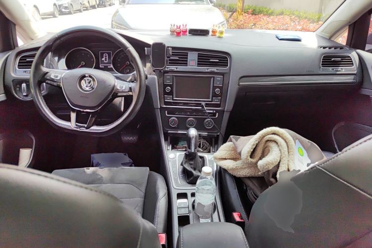 Used Volkswagen Golf 2018 230TSI Automatic Luxury Version Center Console