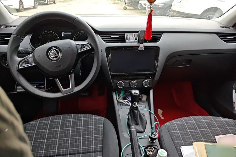 Used Skoda Octavia 2019 Station Wagon TSI230 DSG Comfort Edition China VI Standard Center Console