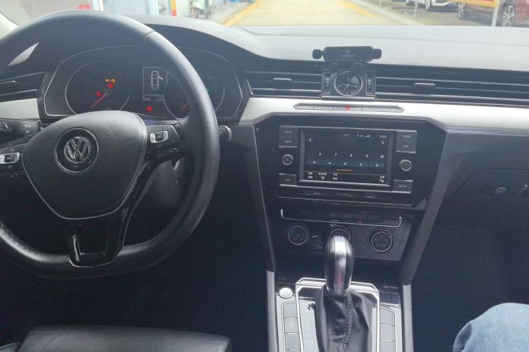Used Volkswagen Magotan 2019 330TSI DSG Leading Model China VI Standard Center Console