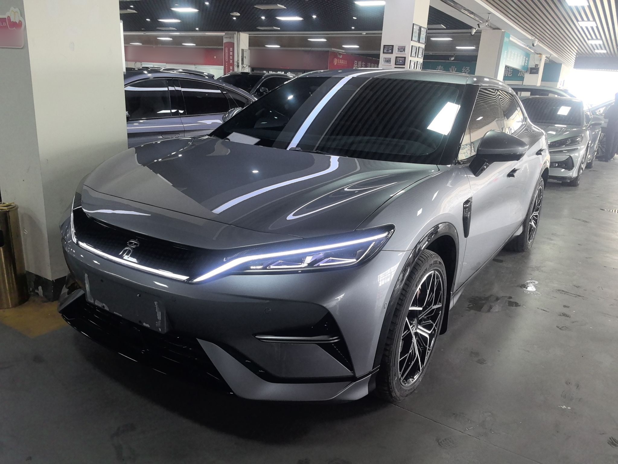 Под передней частью автомобиля