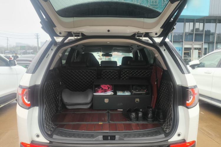 Used Land Rover Discovery Sport 2018 240 PS HSE Version Trunk