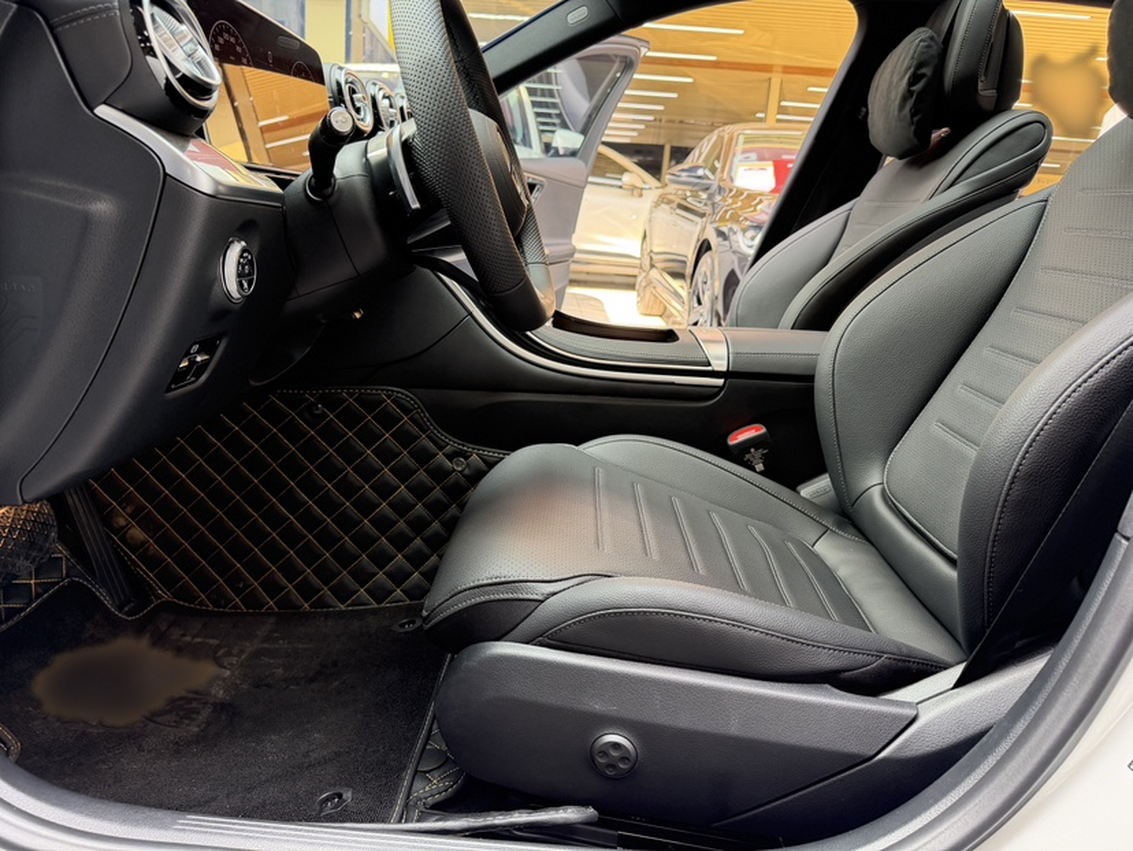 Переднее сиденье в автомобиле