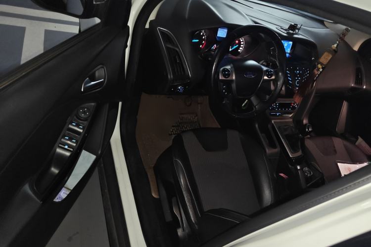 Used Ford Focus 2012 Sedan 1.6L Manual Fashion Edition
