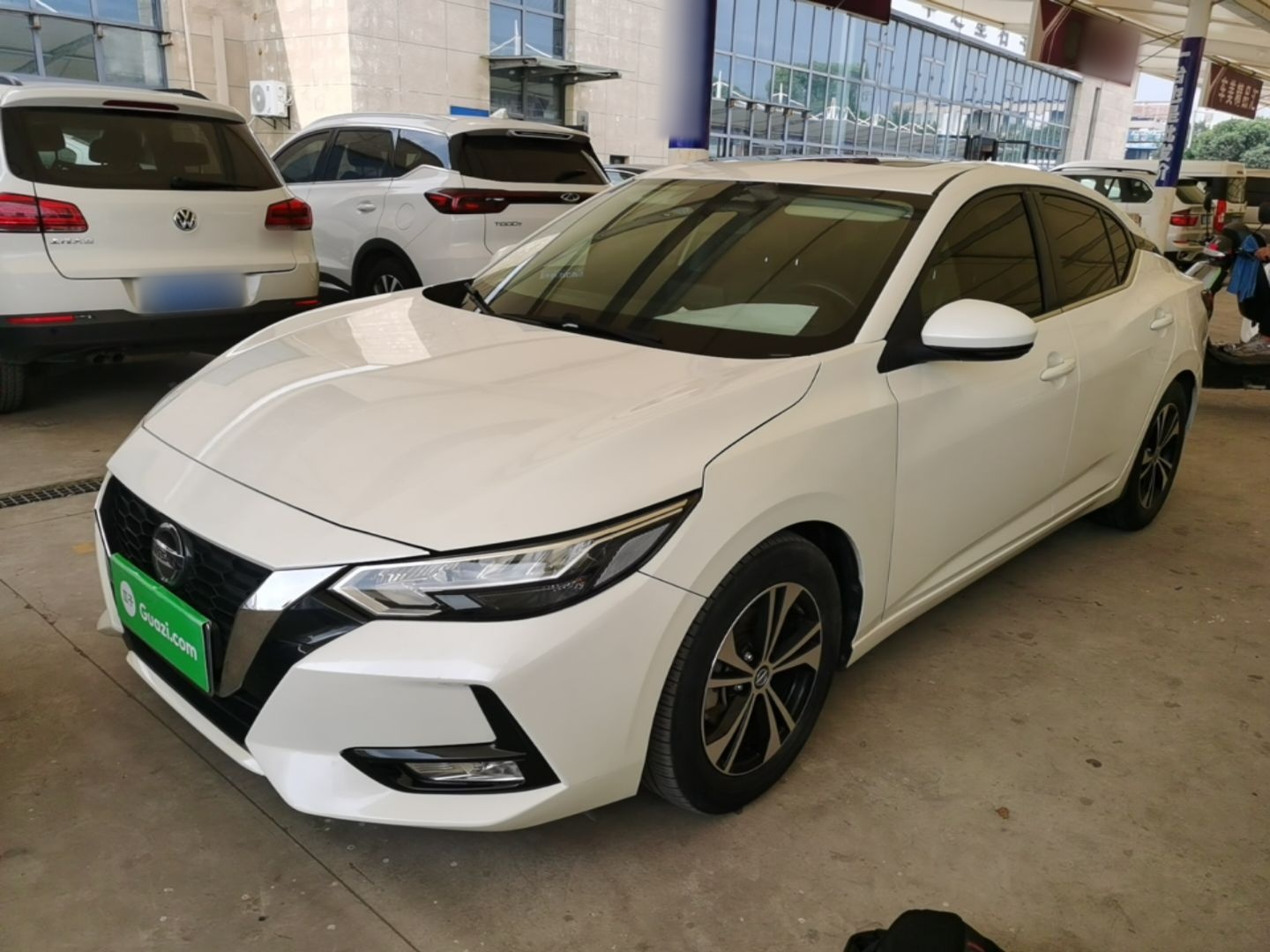Под передней частью автомобиля