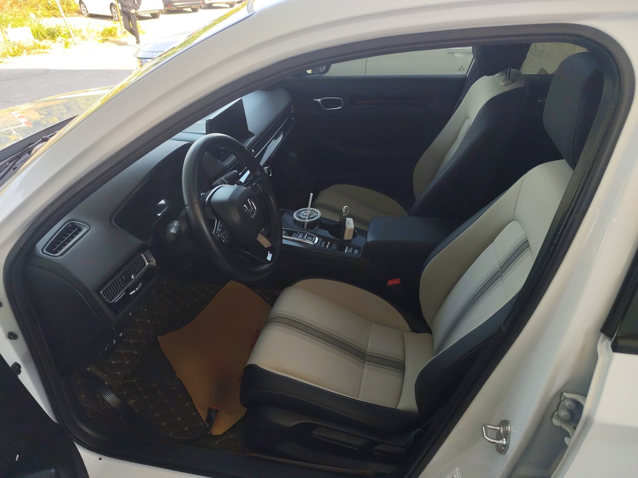 المقاعد الأمامية داخل السيارة