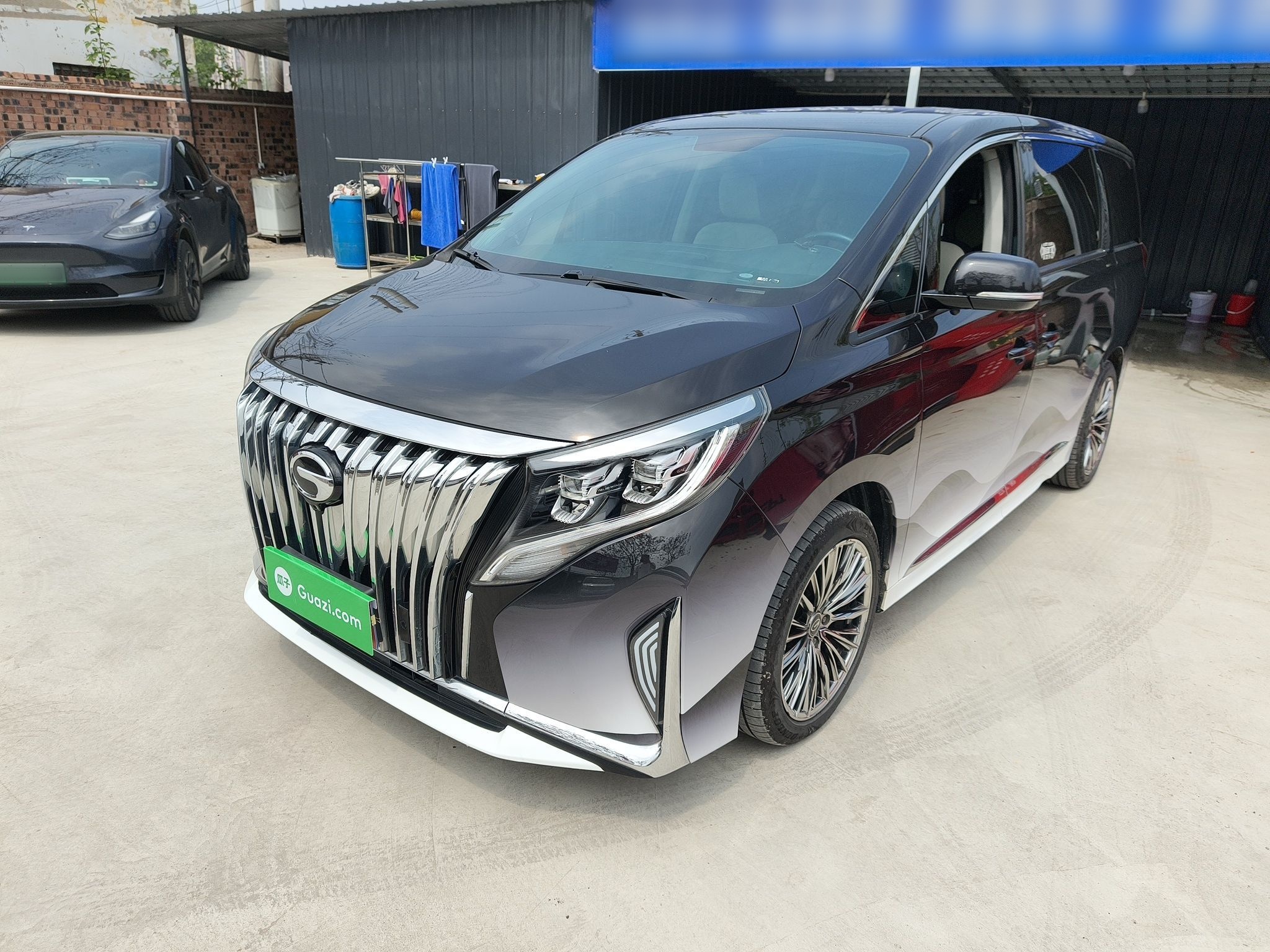 تحت مقدمة السيارة