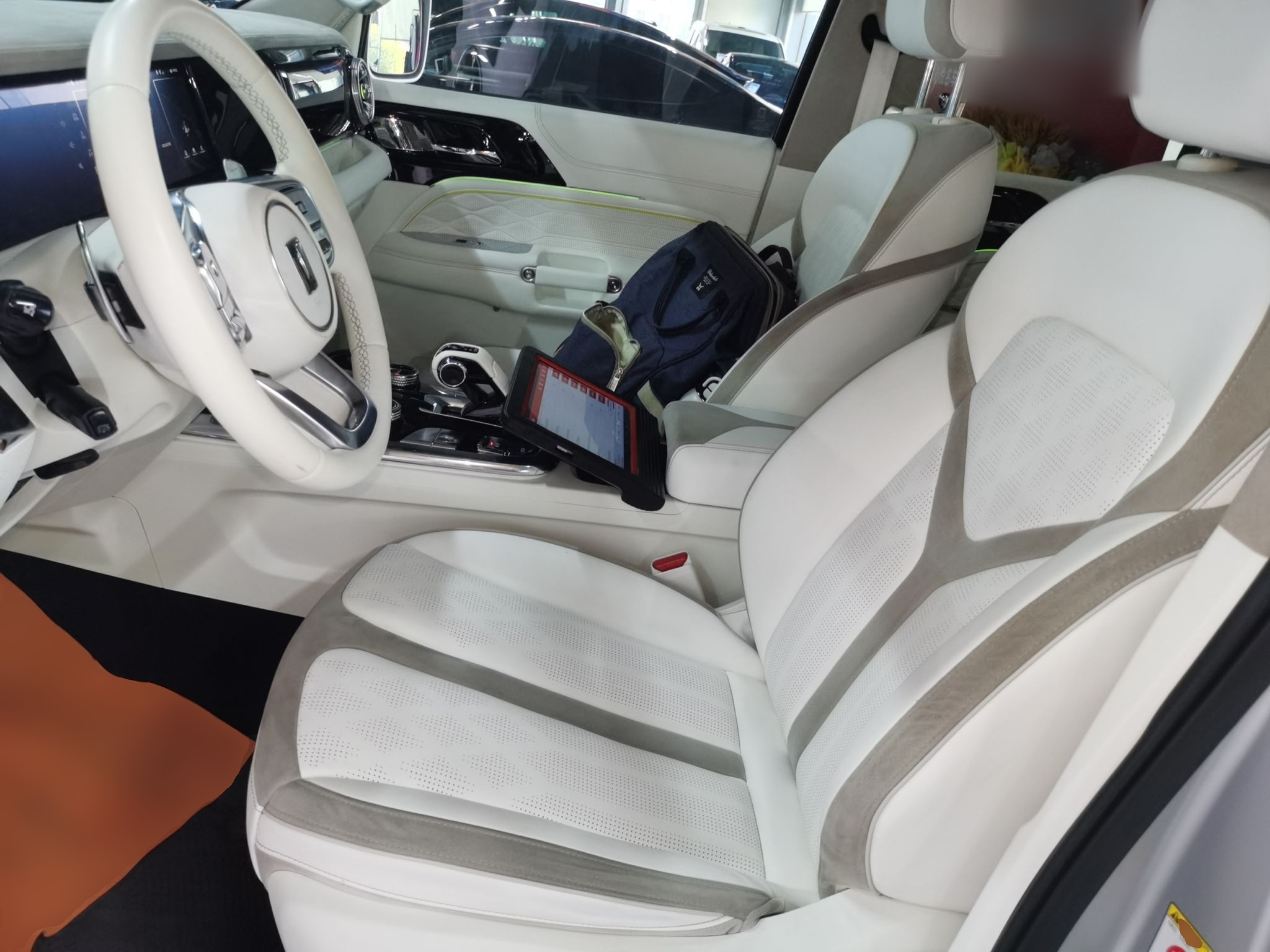 المقاعد الأمامية داخل السيارة