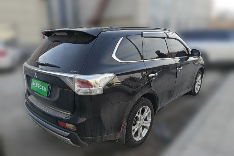 Used Mitsubishi Outlander 2013 2.4L 4x4 Luxury Navigation Edition 5 Seats Rear Right 45 Deg