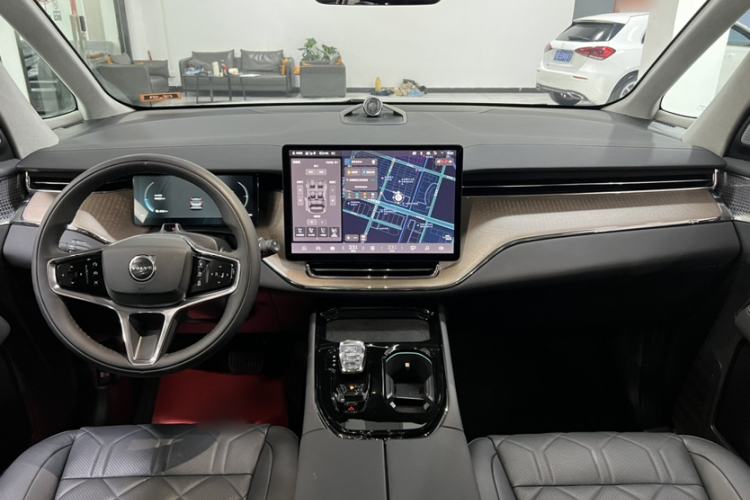 Used Volvo EM90 2025 Ultra Six-Seater
