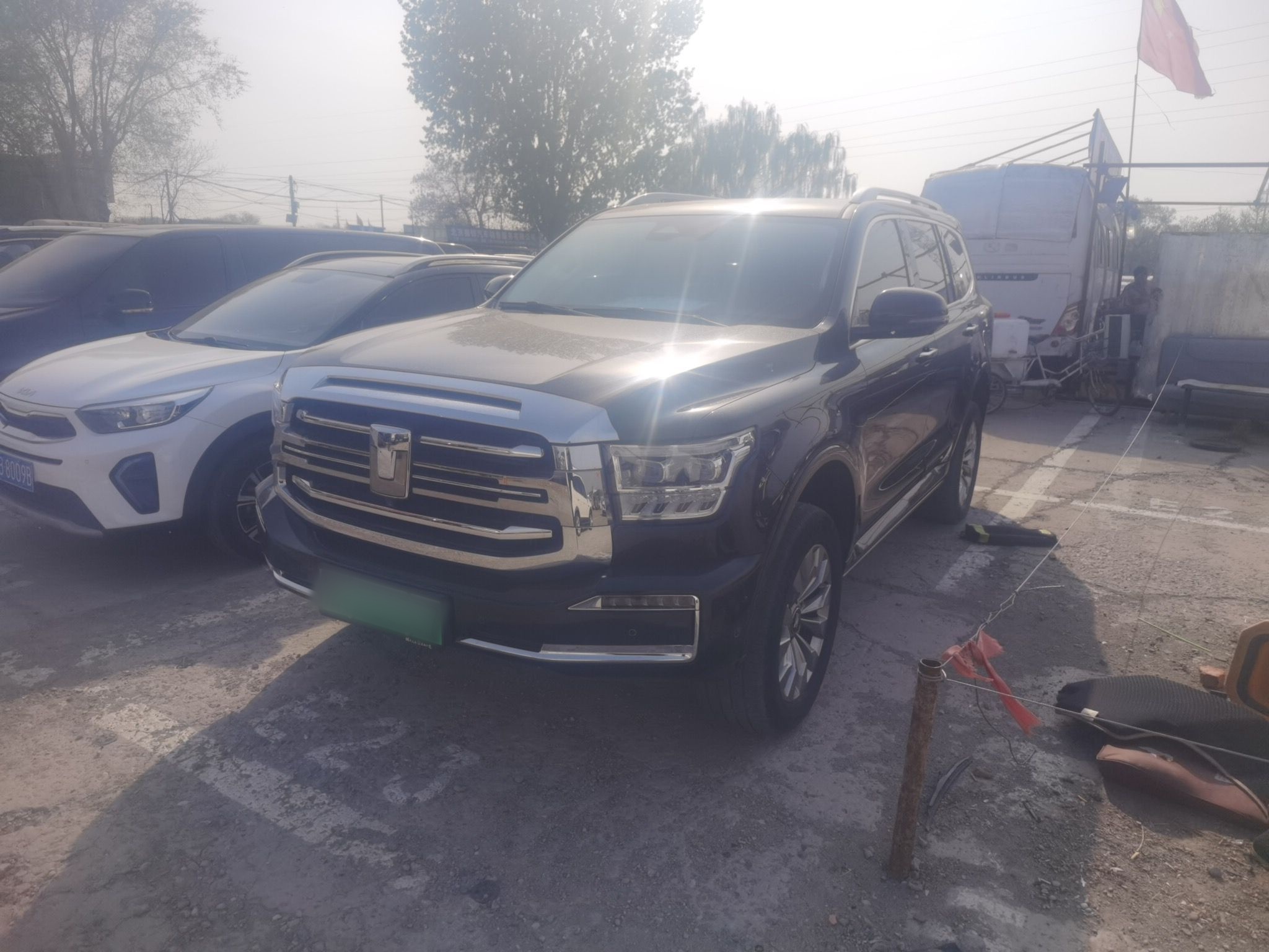 تحت مقدمة السيارة