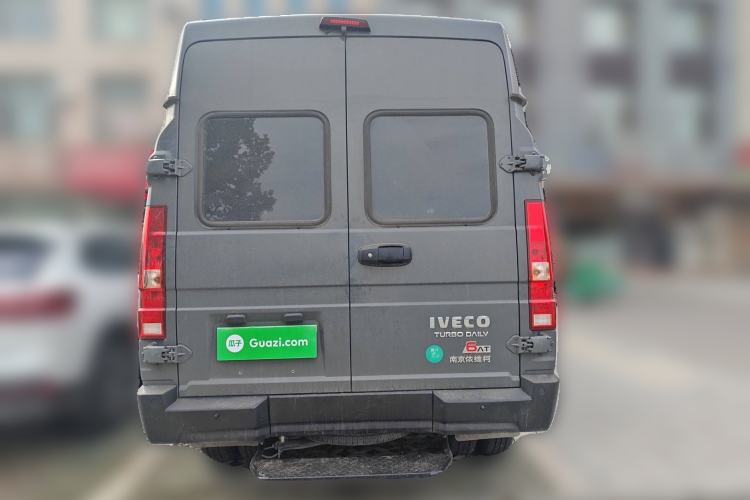 Used Iveco Daily 2023 2.5T A37M1 Multi-Purpose Passenger Vehicle Long Wheelbase Mid-Roof Design Dual Side Sliding Doors Automatic Transmission
