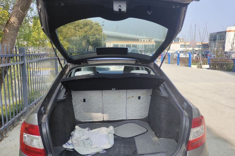 Used Skoda Octavia 2015 1.6L Automatic Yijie Edition Trunk