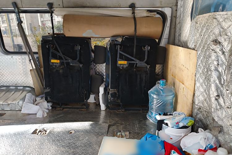 Used Dongfeng Yufeng 2021 2.4T Rear-Drive Logistics Vehicle Long Wheelbase High Roof Dual Rear Tires 6–9 Seats China VI Emission Standard YCY24140-60
