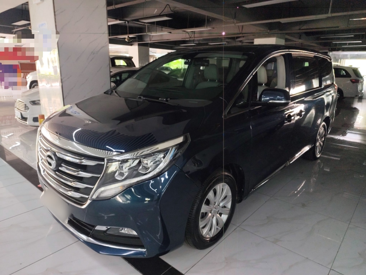 Под передней частью автомобиля