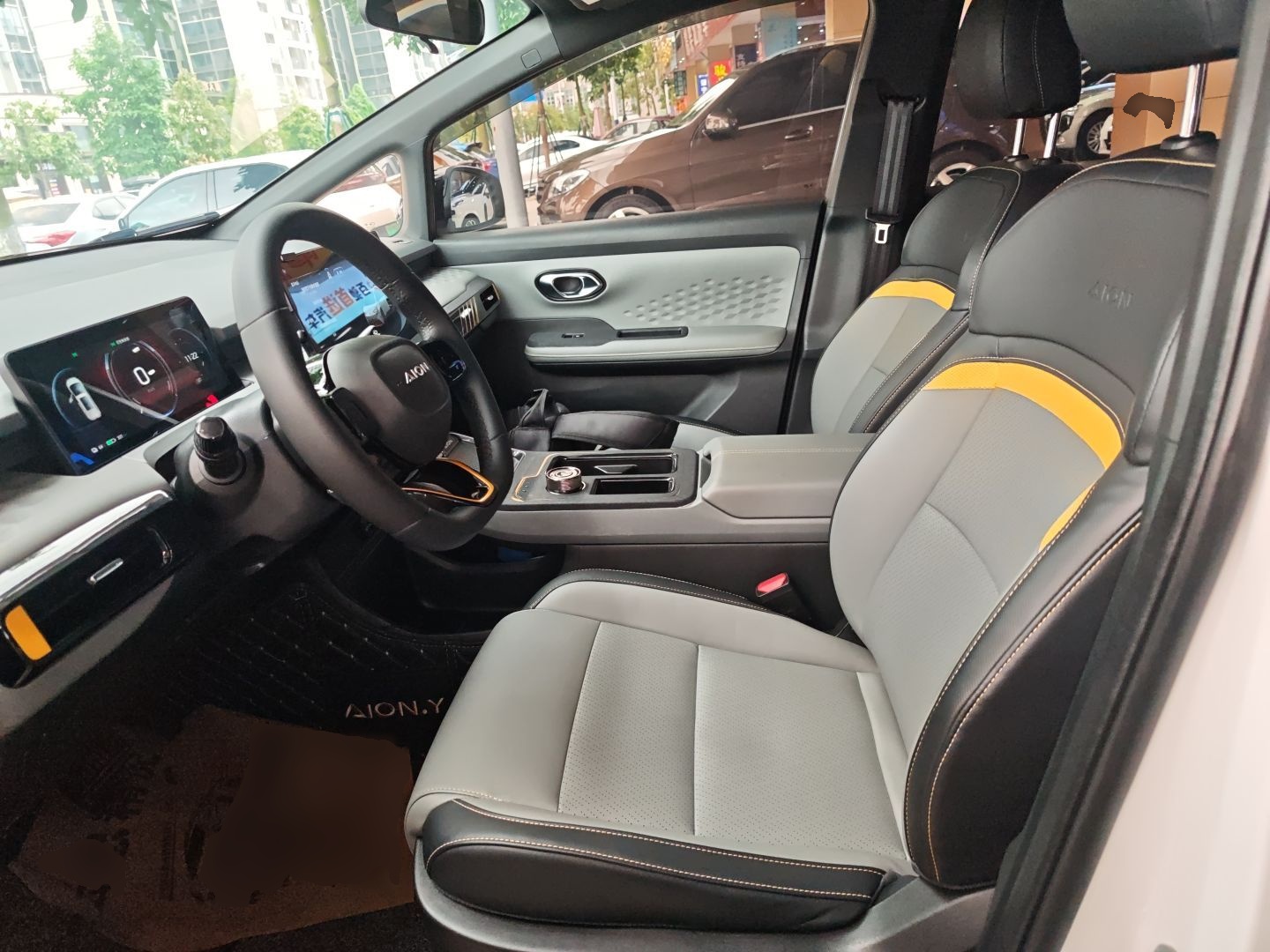 المقاعد الأمامية داخل السيارة