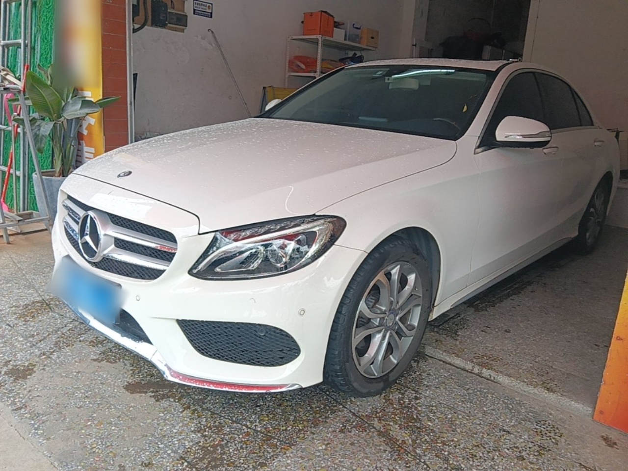 Sob a frente do carro