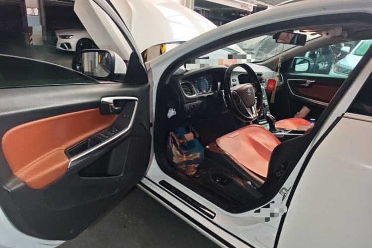 Used Volvo V60 2014 Restyled T5 Zhiya Edition
