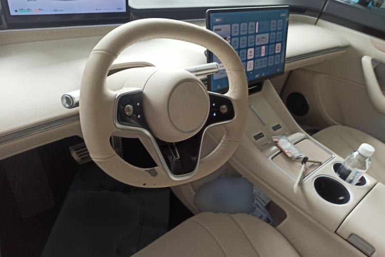 Used Hima Luxeed R7 2025 Range-Extended Version 251 km Max Center Console