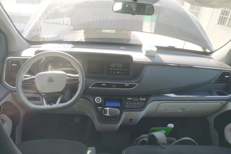 Used Sinotruk Pioneer V 2024 Multi-Function Version 2.0T Automatic Short Wheelbase Low Roof