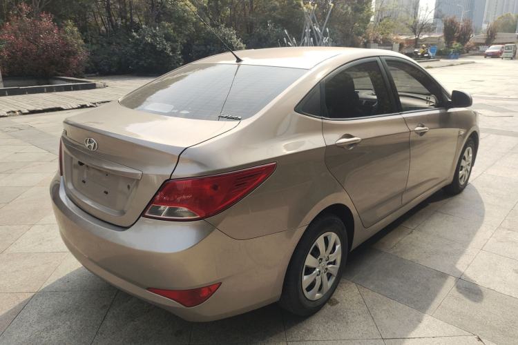 Used Hyundai Verna (older generation) 2014 1.4L Manual Smart GLS Trim Rear Right 45 Deg